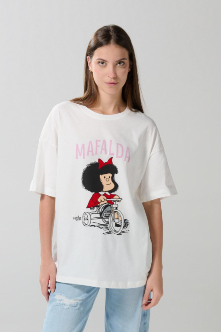 Camiseta femenina fit super oversize manga corta con estampado en frente de Mafalda.