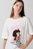Camiseta femenina fit super oversize manga corta con estampado en frente de Mafalda.