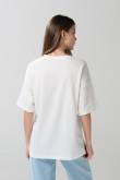 Camiseta femenina fit super oversize manga corta con estampado en frente de Mafalda.
