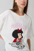 Camiseta femenina fit super oversize manga corta con estampado en frente de Mafalda.