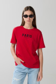 Camiseta roja oscura manga corta con texto college negro