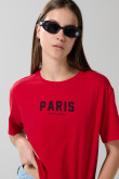 Camiseta roja oscura manga corta con texto college negro