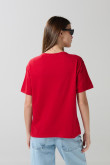 Camiseta roja oscura manga corta con texto college negro