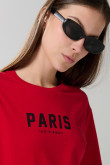Camiseta roja oscura manga corta con texto college negro