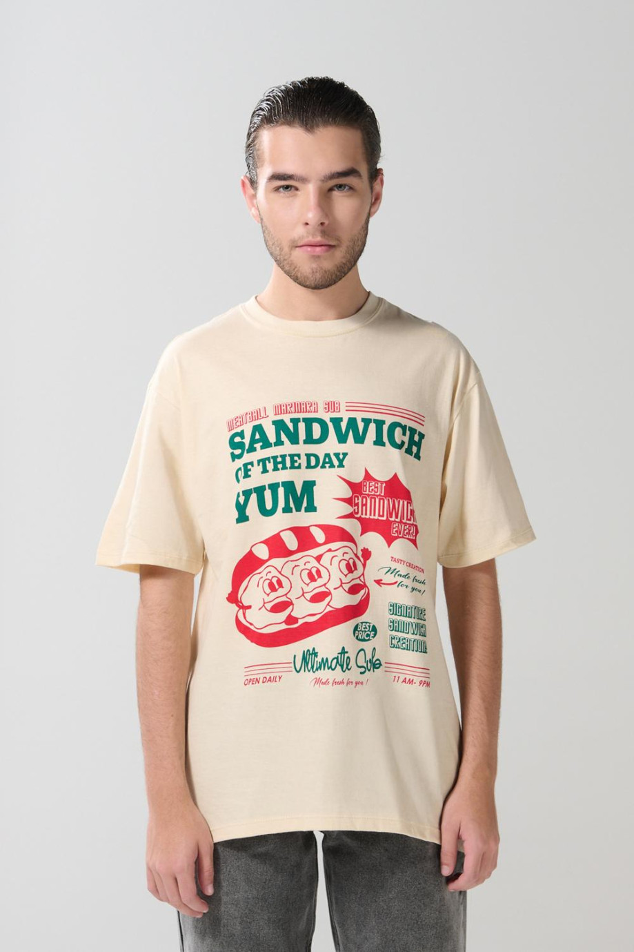 Camiseta kaki clara manga corta con diseño de sándwich