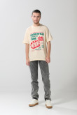 Camiseta kaki clara manga corta con diseño de sándwich