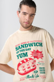 Camiseta kaki clara manga corta con diseño de sándwich