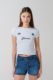 Camiseta azul clara college con texturas y manga corta