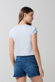 Camiseta azul clara college con texturas y manga corta