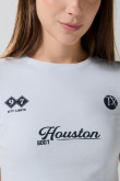 Camiseta azul clara college con texturas y manga corta