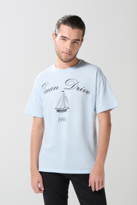 Camiseta azul cuello redondo con estampado college