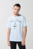 Camiseta azul clara cuello redondo con diseño college