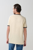 Camiseta bodysize manga corta unicolor con contrastes y estampado en frente estilo College.