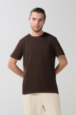Camiseta café oscura con manga corta y bolsillo
