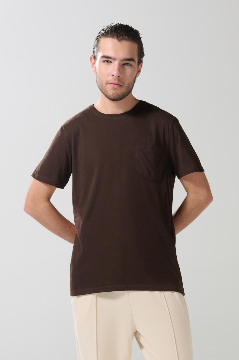 Camiseta café oscura con manga corta y bolsillo