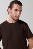 Camiseta café oscura con manga corta y bolsillo