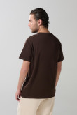 Camiseta café oscura con manga corta y bolsillo