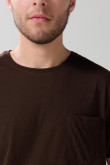 Camiseta café oscura con manga corta y bolsillo