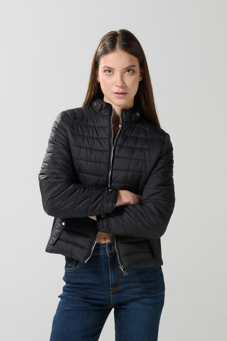 Chaqueta unicolor acolchada con cremallera y bolsillos