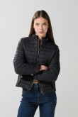 Chaqueta unicolor acolchada con cremallera y bolsillos
