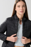 Chaqueta unicolor acolchada con cremallera y bolsillos