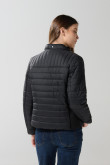 Chaqueta unicolor acolchada con cremallera y bolsillos