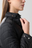 Chaqueta unicolor acolchada con cremallera y bolsillos