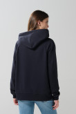 Buzo oversize manga ranglan azul con arte college y capota