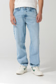Jean 90´S azul claro con cremallera, bota recta y tiro bajo