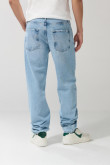 Jean 90´S azul claro con cremallera, bota recta y tiro bajo