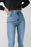Jean azul jegging con tiro súper alto y ligeros desgastes