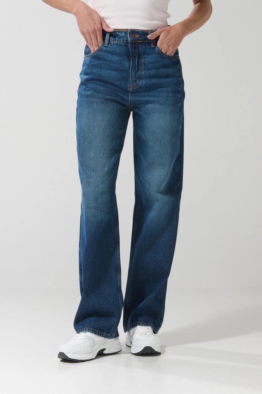 Jean 90´S tiro alto con bota recta azul oscuro y bolsillos
