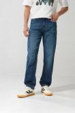 Jean tipo 90´S azul oscuro con bota recta y tiro bajo