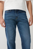 Jean tipo 90´S azul oscuro con bota recta y tiro bajo