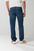 Jean tipo 90´S azul oscuro con bota recta y tiro bajo