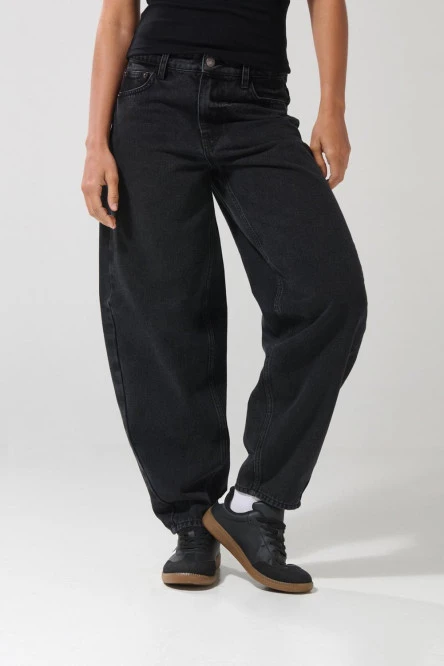 Jean balloon gris intenso con tiro medio y bota ancha