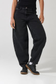 Jean balloon gris intenso con tiro medio y bota ancha