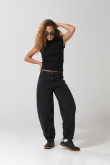 Jean balloon gris intenso con tiro medio y bota ancha