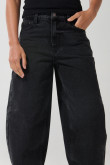 Jean balloon gris intenso con tiro medio y bota ancha