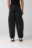 Jean balloon gris intenso con tiro medio y bota ancha