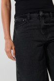 Jean balloon gris intenso con tiro medio y bota ancha