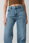 Jean 90´S azul con desgastes, bota recta y tiro alto