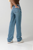 Jean 90´S azul con desgastes, bota recta y tiro alto