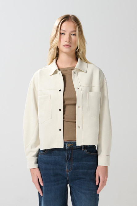 Chaqueta unicolor con broches, cuello trucker y bolsillos