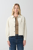 Chaqueta unicolor con broches, cuello trucker y bolsillos