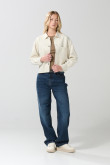 Chaqueta unicolor con broches, cuello trucker y bolsillos