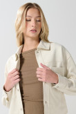 Chaqueta unicolor con broches, cuello trucker y bolsillos