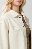 Chaqueta unicolor con broches, cuello trucker y bolsillos