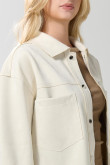 Chaqueta unicolor con broches, cuello trucker y bolsillos