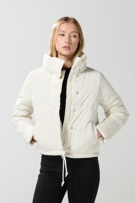 Chaqueta unicolor acolchada con cuello alto y broches